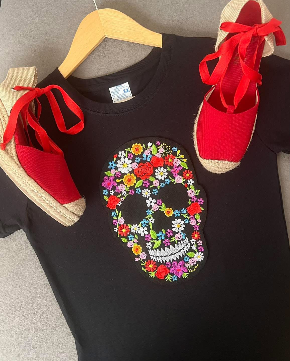 Calavera flor bordada